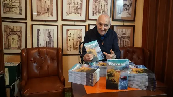 Juan Vaello con ejemplares de su libro Poemas